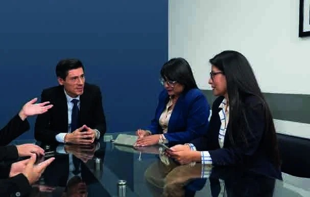 Profesionales de TXT Consultorías coordinando